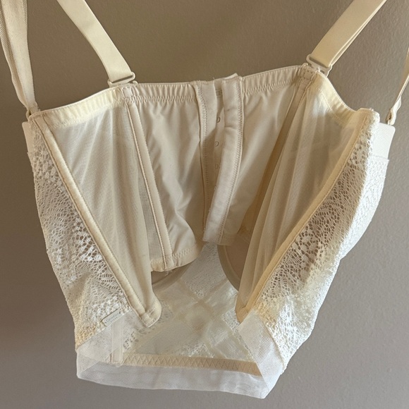 Elegant Cream Lace Bustier - Picture 8 of 9